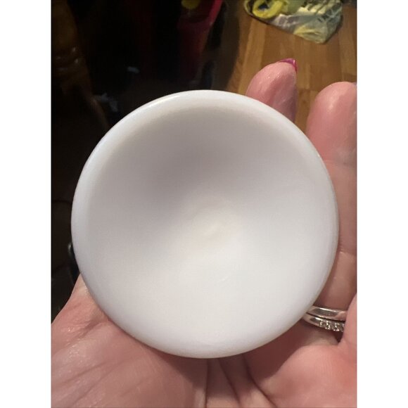 WHITE MILK GLASS VINTAGE 6 pcs. 10 oz footed goblets, grape clusters. - Picture 3 of 4